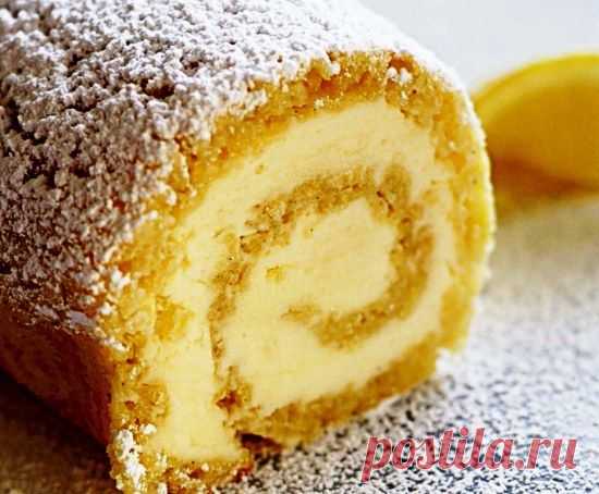 Бисквитный рулет с медом, сыром и лимонной цедрой.