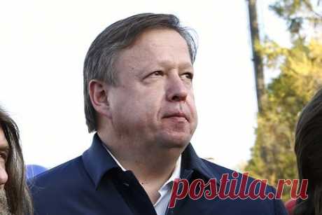 Директору российской судоверфи запросили пять лет колонии за контрабанду катеров. Гособвинение запросило 5,5 года колонии особого режима директору ООО «Судостроительная верфь «БЭЛЛ» Олегу Белкову по делу о контрабанде военных катеров. По данным следствия, через таможенную границу Таможенного союза в рамках ЕврАзЭС была незаконно перемещена военная техника.