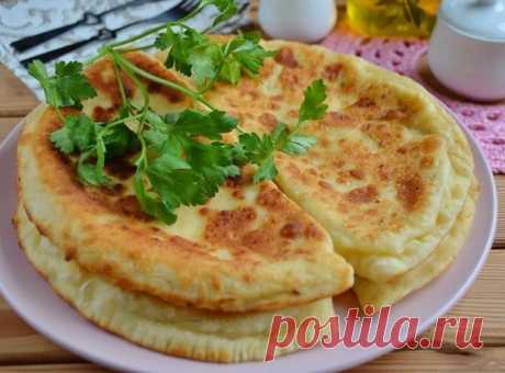Приготовьте Хачапури - У нас так Приготовьте Хачапури Так вкусно, что домашние заставляют готовить снова и снова. Ингредиенты: Кефир — 1 стак. Сода (погасить уксусом) — 0,5 ч. л. Соль — 0,5 ч. л....