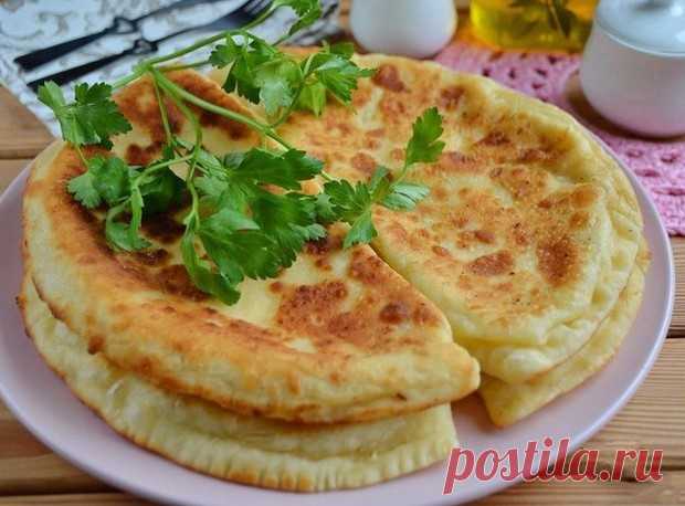 Приготовьте Хачапури - У нас так Приготовьте Хачапури Так вкусно, что домашние заставляют готовить снова и снова. Ингредиенты: Кефир — 1 стак. Сода (погасить уксусом) — 0,5 ч. л. Соль — 0,5 ч. л....