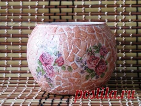 декупаж стеклянной вазы с мозаикой из яичной скорлупы