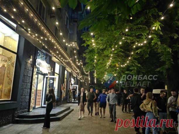 Жизнь в Луганске ) в 22.00 не замирает в отличие от прифронтового Донецка

На улицах полно молодежи, открыты кафе, магазины, а самое главное - активно ходит транспорт.  https://t.me/kaleidoscopelive/15073