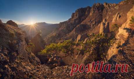 Закат в долине привидений, Крым. Панорама собрана из 80 снимков. Автор фото — Вячеслав Лузанов: nat-geo.ru/photo/user/116181/