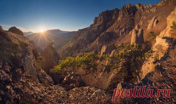 Закат в долине привидений, Крым. Панорама собрана из 80 снимков. Автор фото — Вячеслав Лузанов: nat-geo.ru/photo/user/116181/