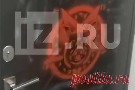 Новое дело заведут из-за пентаграммы свиной головы у дома российского военкора. Прокуратура Москвы инициировала возбуждение нового уголовного дела в связи с появлением пентаграммы в виде свиной головы у квартиры военного корреспондента «Известий» Валентина Трушнина. Журналист занимается освещением хода СВО, в связи с чем в прокуратуре считают, что преступные действия связаны с его деятельностью.