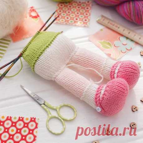 💕🍃... knitting round and round to the top of the head (feels like a little bit of magic when a doll appears on my needles ✨✨✨) xx
•
•
•
•
#knitting #knittersofinstagram #paintboxyarns #toyknitting #maryjanestearoom #knittedtoys #etsy #onmyworktable #workroom #handmadetoy #dollmaker #etsyseller #handmade #knitted #amigurumi #dollmaking #handmadewithlove #sockknittersofinstagram #makersgonnamake #madebyhand #intheround #dpns #magical #handmadetoys #knittedtoy #instaknit