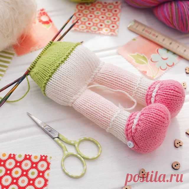 💕🍃... knitting round and round to the top of the head (feels like a little bit of magic when a doll appears on my needles ✨✨✨) xx
•
•
•
•
#knitting #knittersofinstagram #paintboxyarns #toyknitting #maryjanestearoom #knittedtoys #etsy #onmyworktable #workroom #handmadetoy #dollmaker #etsyseller #handmade #knitted #amigurumi #dollmaking #handmadewithlove #sockknittersofinstagram #makersgonnamake #madebyhand #intheround #dpns #magical #handmadetoys #knittedtoy #instaknit