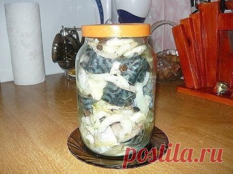 МАРИНУЕМ СКУМБРИЮ.

Рыбу и морепродукты обожаю любые и в любом виде,но свою маринованную скумбрию не поменяю ни на что..Пробовала мариновать разную рыбку,но скумбрия получается высший 
класс.Итак,вступление закончено,теперь за дело!!

Берём 3штучки скумбрии мороженой,моем,чистим и режем на вот такие кусочки.Главное в этом деле,не дать рыбке РАЗМОРОЗИТЬСЯ,все манипуляции проводим с мороженной скумбрией!!

Чистим и нарезаем 3 луковки и 3 зубчика чесночка.

Скумбрию, лук и че...