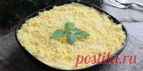 Слоёный салат с говядиной, картошкой и яйцами - Лайфхакер Попробуйте слоёный салат с говядиной, овощами, яйцами и сыром. Особый аромат ему придаст жареный лук. Отличный вариант как для будней, так и для праздников.