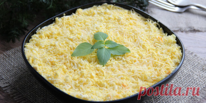 Слоёный салат с говядиной, картошкой и яйцами - Лайфхакер Попробуйте слоёный салат с говядиной, овощами, яйцами и сыром. Особый аромат ему придаст жареный лук. Отличный вариант как для будней, так и для праздников.