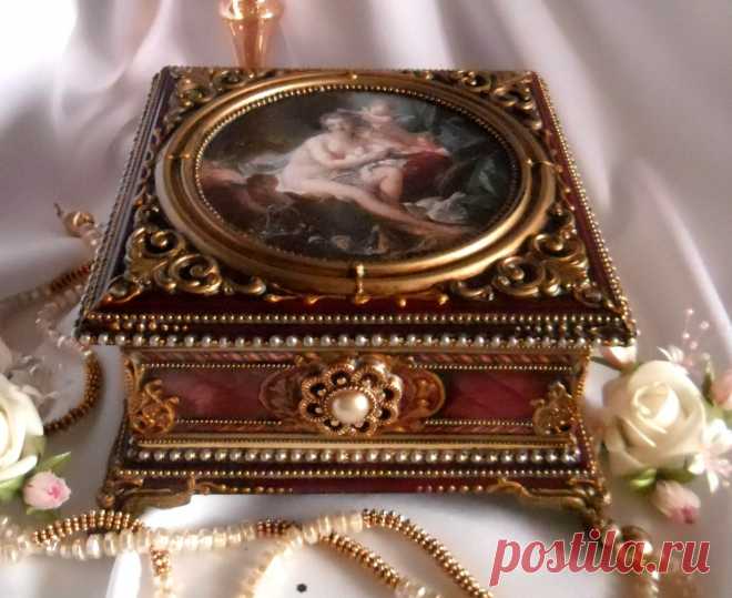 Шкатулка «Туалет Венеры» (по названию картины моего любимого Франсуа Буше «Туалет Венеры») родилась после МК у Лены Олейниковой. В работе представлен микс техник — прямой декупаж, кракелюр, декор металлической фурнитурой, состаривание битумным лаком. Круглая рамочка на крышке и угловые элементы-завитушки собственноручно отлиты из эпоксидной смолы и покрашены аэрозольной краской золотого цвета. Внутри отделка стрейч-бархатом.