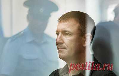 Генерал Попов попросил СК возбудить дело в отношении адвоката Аграновского. Защитник обвиняемого Сергей Буйновский отметил, что часто выступающий в СМИ в роли эксперта Дмитрий Аграновский, не зная обстоятельств дела, "выдает свою некомпетентность за действительность"