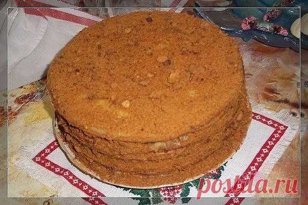 МЕДОВИК С ЗАВАРНЫМ КРЕМОМ - нежный, пропитанный, большой...
Легко готовится, очень вкусный и нежирный! Безумно вкусный крем и воздушные медовые коржи!
Ингредиенты:
Для теста:
●2 яйца
●1 стак. сахара
●50 г. масла сливочного
●2 ст.л. меда
●2 ч.л. соды
●3 стак. муки
Для крема:
●2 яйца
●2 стак. сахара
●3 ст.л. муки
●350 г. масла сливочного
●0,5 л. молока