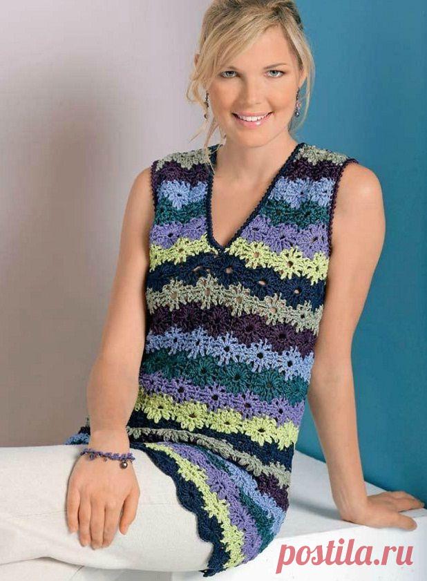 Разноцветная туника, вязаная крючком цветочным узором, напоминающим отдельно связанные мотивы-цветы. | петелики