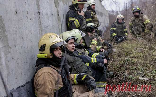 В Харькове раздались взрывы. В Харькове после взрывов есть повреждения инфраструктуры, сообщил губернатор. «Страна» и ТСН пишут о взрывах в Сумской области. Это соседние регионы с Белгородской областью, которая днем попала под удары ВСУ