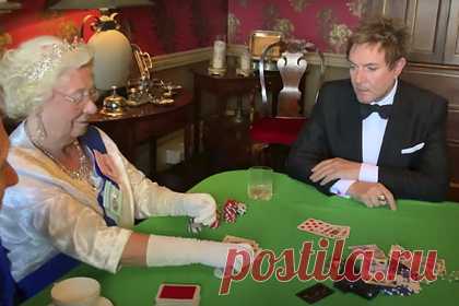 Duran Duran показали клип с королевой Елизаветой II и Леди Гагой. Британская группа Duran Duran выпустила юбилейное видео при участии двойников звезд. В клипе, снятом на новый трек Anniversary, появились двойники Елизаветы II, певицы Леди Гаги и актера Дэниела Крейга, сообщает издание Rolling Stone. Также в ролике можно увидеть двойников Элтона Джона, Мадонны и Ники Минаж.