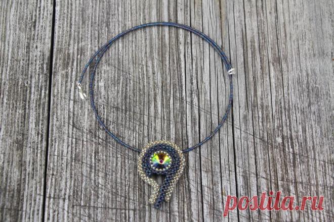 Кулон "Волшебная запятая" | biser.info - всё о бисере и бисерном творчестве