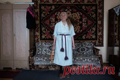 «Сезоны Веры»: уникальный фoтопроект Татьяны Ткачевой Вере Зенько в январе исполнился 91 год. Женщина всю жизнь прожила в белорусском Воложине: там родилась, пережила войну, вышла замуж, работала, растила троих детей. Вера называет свою жизнь «последними сезонами» — ведь каждая весна может стать последней. Но пенсионерка не теряет оптимизма и очень любит наряжаться. Так она и пересказала историю своей жизни фотографу Татьяне Ткачевой — через содержимое платяного шкафа.