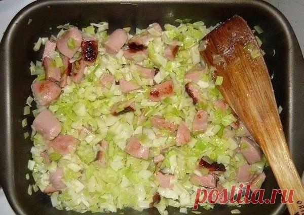 Наливной пирог с капустой и сосисками, особенно хорош! Удивите родных!