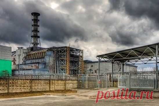 Спустя десять дней после катастрофы в Чернобыле, возникла угроза ещё одного массивного теплового взрыва. Три инженера, которых позже назвали «чернобыльскими дайверами» – Валерий Безпалов, Алексей Ананенко и Борис Баранов, вызвались нырнуть под воду со смертельной дозой радиации, чтобы найти и открыть предохранительные клапаны. Они предотвратили ещё одну катастрофу и скончались через считанные дни.