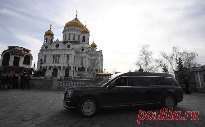 Автомобиль Aurus попал в ДТП в центре Москвы. Aurus столкнулся с автомобилем Volvo, когда тот выезжал из переулка. По предварительным данным, Aurus был закреплен за патриархом Кириллом, пишут Baza и «112». Источник «Интерфакса» в РПЦ опроверг участие машины патриарха в ДТП