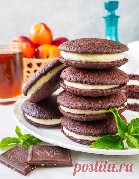 Вупи пай со сливочным кремом на Вкусном Блоге Начнем неделю со сладенького? Вупи пай – это американский десерт, который представляем собой сэндвич из двух шоколадных мини-бисквитов с начинкой посередине. Сегодня я предлагаю, наверное, самый популярный вариант этого десерт – с начинкой из сливочного сыра (он же крим-чиз). Казалось бы, что тут такого – всего лишь шоколадное тесто и…