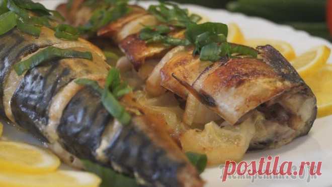 Запеченная скумбрия с луком и лимоном. Самый вкусный и простой рецепт! Запеченная скумбрия с луком и лимоном. Луковые кольца придают сочность, лимон придает кислинку и благородный аромат, загорелая корочка помогает сохранить сочность. Готовьте и радуйте себя и своих родн...