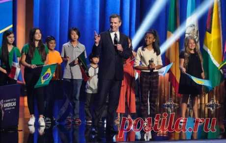 Открытие Саммита Америк Джо Байден превратил в голливудское шоу. Лос-Анджелес, театр Майкрософт, где обычно вручают Эмми, под потолком артисты Цирка дю Солей, на сцене такая же родная, почти голливудская тусовка. Трюдо, губернатор Калифорнии Ньюсом, проваливший борьбу с ковидом, Камала Харриса. Она там тоже своя. Думаю, не жалеют лидеры Венесуэлы, Кубы, Боливии, Гондураса, Гватемалы, Сальвадора и Мексики, что их там нет. Нынешний Саммит Америк- это Саммит Америки. Или Капитана Америки даже.