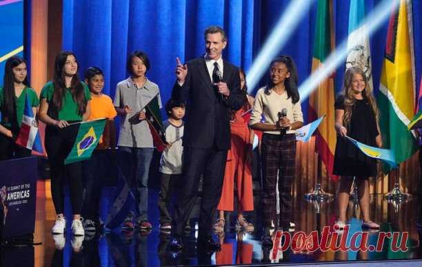 Открытие Саммита Америк Джо Байден превратил в голливудское шоу. Лос-Анджелес, театр Майкрософт, где обычно вручают Эмми, под потолком артисты Цирка дю Солей, на сцене такая же родная, почти голливудская тусовка. Трюдо, губернатор Калифорнии Ньюсом, проваливший борьбу с ковидом, Камала Харриса. Она там тоже своя. Думаю, не жалеют лидеры Венесуэлы, Кубы, Боливии, Гондураса, Гватемалы, Сальвадора и Мексики, что их там нет. Нынешний Саммит Америк- это Саммит Америки. Или Капитана Америки даже.