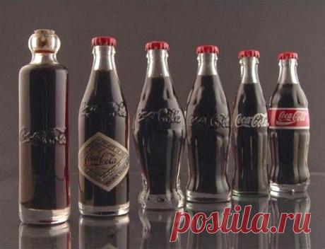 Эволюция бутылки Coca-Cola (слева-направо: 1899, 1900, 1915, 1916, 1957, 1986 годы)