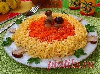 Салат «Лисичка»

Ингредиенты:
Картофель - 2 шт;
Свинина отварная - 150 грамм;
Морковь варёная - 1 шт;
Лук репчатый - 1 шт;
Маринованный огурец - 1-2 шт;
Сыр твёрдый - 100 грамм;
Майонез - по вкусу.

Описание процесса приготовления:
Готовим слоёный салат 