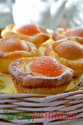 Сырники в духовке с абрикосами
🔸на 100грамм - 111 ккал🔸Б/Ж/У - 13/2/8🔸
Ингредиенты:
Творог — 300 г 
Яйца — 2 шт.
Мука цельнозерновая — 50 г 
Абрикосы — 50 г 
Подсластитель — по вкусу
Приготовление:
1. Разомните творог вилкой, добавьте яйца, подсластитель, разотрите. Добавьте муку небольшими порциями, каждый раз перемешивая ложкой.
2. Абрикосы разделите пополам, удалите косточку, каждую половину разрежьте еще на 2 части. Выстелите противень пергаментом, немного смажьте растительным маслом