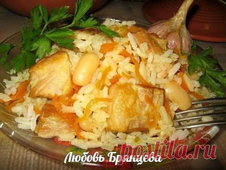 СВИНИНА В ГОРШОЧКЕ С РИСОМ И ФАСОЛЬЮ
автор Любовь Брянцева

Очень вкусное, домашнее блюдо с комбинированной термической обработкой. Горшочек у меня на 1 л 200 мл и рассчитан на 3-4 порции. Приготовьте и останетесь довольны!

Продукты: 300-350 г свинины, 1 луковица, 1 сладкий перец, 1 большая морковь, 1 стакан (200 мл) риса, 1 стакан (250 мл) отварной фасоли, 1 стакан бульона (мясного, куриного, овощного), 2-3 ст.л. растительного масла, 1 небольшая головка чеснока, соль, пе...
