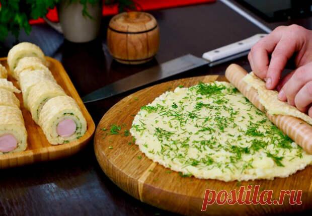 Минутный перекус из остатков пюре: зажарили вместе с сосиской - медиаплатформа МирТесен Пюре чаще всего готовят большой кастрюлей и ситуация, когда немного картошки остается не редкость. Превратим остатки пюре в сытный и быстрый перекус, обжарив его вместе с сосиской и яйцом. На 12 сосисок понадобится примерно 900-1000 граммов пюре. Кроме того, возьмем еще 50 граммов сливочного масла,