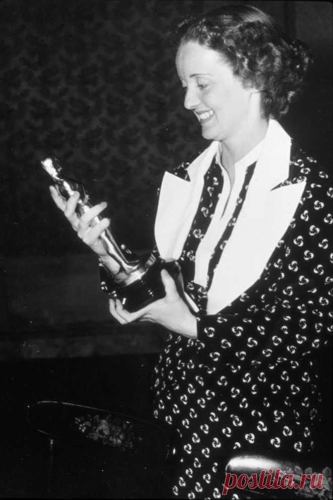 Одна из величайших актрис Америки Бетт Дэвис со своим первым «Оскаром», 1936 г.