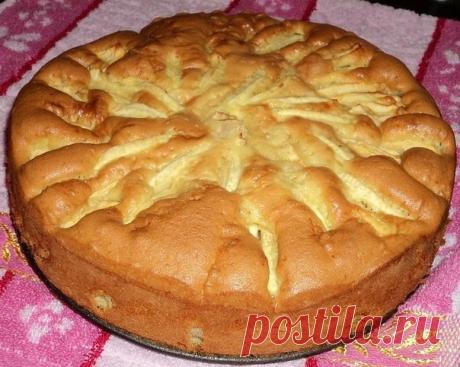 Шарлотка с яблоками без яиц 

Ингредиенты: 
Яблоки — пять штук 
Сахар — один стакан 
Мука — один стакан 
Кефир — один стакан 
Манная крупа — один стакан 
Корица или ваниль 
Сливочное масло — 20 граммов 
Кальвадос (яблочная водка) или бренди — две столовых ложки 
Сода — одна щепотка. Нужно погасить уксусом 

Приготовление: 
Приготовить 
глубокую миску. Вылить в нее кефир, алкоголь, манку и сахарный песок. 
Добавить ваниль или корицу и погашенную уксусом соду. Все тщательно ...
