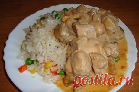 Мясо в сырном соусе

Ингредиенты:

1. Мясо (у меня 1,5 кг замороженной свиной шеи)
2. Шампиньоны (0,5 кг свежих или банка 400 г маринованных, лучше цельных)
3. Сыр плавленый 250 г.
4. Ложка томатной пасты
5. Приправы, зелень.

Приготовление:

В первую очередь режем мясо кубиками с гранью 2-4 см и закидываем на сковородку на средний огонь.

Моем грибы, заливаем кипятком из только что закипевшего чайника

Доводим до кипения и варим 10 минут

Не забываем помешивать-переворачи...
