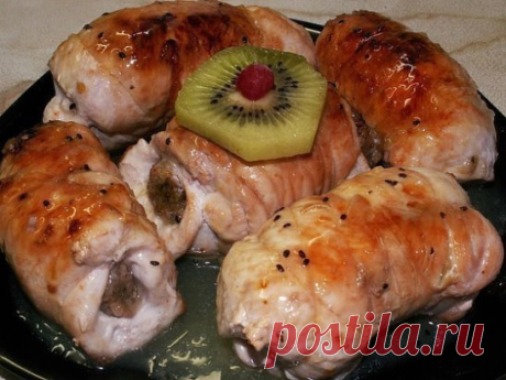 Куриные рулетики, фаршированные яйцом, сыром и зеленью
Ингредиенты и приготовление:
Отбивается куриное филе (в данном случае красное куриное мясо), немного солим.
В отбивные заворачиваем подготовленную начинку - натертые на крупной тёрке следующие ингредиенты - сыр (я брала Голландский, твердый) и два вареных яйца, сюда же добавляем зелень (петрушку, укроп), жидкий плавленый сыр чтоб начинку получше закрепить между собой.
Заворачиваем в рулетики, укладываем в форму для запекания, предварител