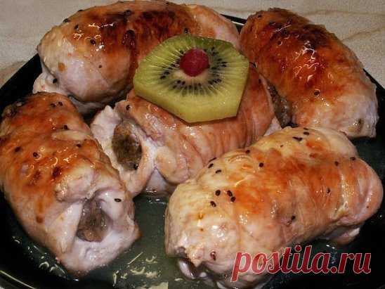 Куриные рулетики, фаршированные яйцом, сыром и зеленью
Ингредиенты и приготовление:
Отбивается куриное филе (в данном случае красное куриное мясо), немного солим.
В отбивные заворачиваем подготовленную начинку - натертые на крупной тёрке следующие ингредиенты - сыр (я брала Голландский, твердый) и два вареных яйца, сюда же добавляем зелень (петрушку, укроп), жидкий плавленый сыр чтоб начинку получше закрепить между собой.
Заворачиваем в рулетики, укладываем в форму для запекания, предварител
