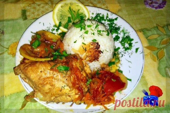 Чахохбили - это одно из многих национальных грузинский блюд. Популярное не только в Грузии, но и во многих странах, а раз это грузинское блюдо, значит должно быть много зелени, перца, чеснока и лука. Но прежде всего, нужна курица. И так, как я это делаю.