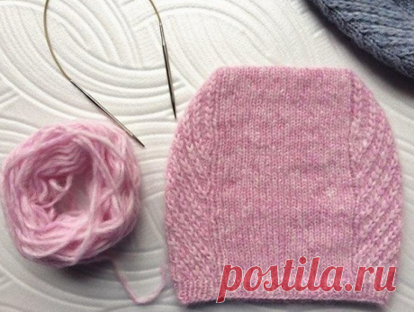 Симпатичная шапка спицами