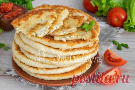 Сырные лепешки на кефире на сковороде Аппетитная стопочка вкусных, мягких, нежных и сытных сырных лепешек на кефире, которые мы приготовили на сковороде.