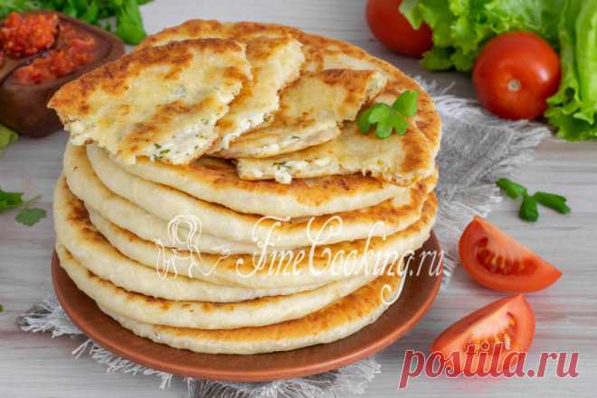 Сырные лепешки на кефире на сковороде Аппетитная стопочка вкусных, мягких, нежных и сытных сырных лепешек на кефире, которые мы приготовили на сковороде.