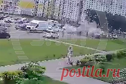 Ракета попала во двор жилого комплекса в Воронеже. Момент попадания ракеты во двор жилого комплекса в Воронеже сняли на видео, кадры публикует Telegram-канал SHOT. Как сообщает издание, ракета упала в районе парковки на улице Адмирала Чурсина. Согласно опубликованным кадрам, в момент детонации один из автомобилей выезжал из двора и находился близко к месту взрыва.