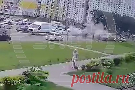 Ракета попала во двор жилого комплекса в Воронеже. Момент попадания ракеты во двор жилого комплекса в Воронеже сняли на видео, кадры публикует Telegram-канал SHOT. Как сообщает издание, ракета упала в районе парковки на улице Адмирала Чурсина. Согласно опубликованным кадрам, в момент детонации один из автомобилей выезжал из двора и находился близко к месту взрыва.