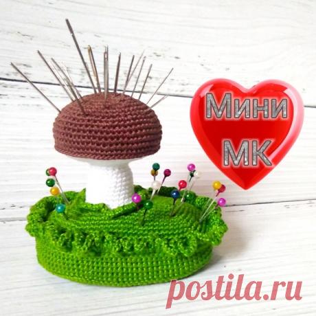 Кусочек природы на вашем рабочем столе. Автор Леся Медведева
Вам потребуются: пряжа(я использовала Кировский ирис), крючок 0,8мм, картон, холофайбер, клей, иголка, ножницы.
 Поляна, часть 1:
1. 17вп, пп, 3сбн во 2ую петлю от крючка, 15сбн, 3сбн в последнюю петлю, 15сбн по обратной стороне, сс
2. Вп, 3пр, 15сбн, 3пр, 15сбн, сс
Показать полностью…