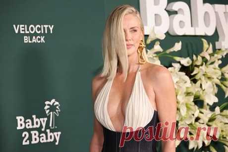 49-летняя Шарлиз Терон пришла на благотворительный гала-вечер в откровенном наряде