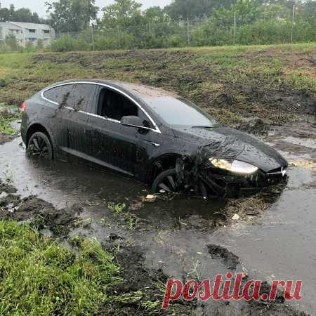 Гениально и просто. Как быстро вытянуть свой автомобиль из любой грязи. | AUTO-TIP Каждый водитель рано или поздно оказывается в ситуации, когда его железный конь увязает в грязи или снегу, и не может двинуться ни назад, ни вперед. Часто из подобной ситуации в одиночку выбраться не…