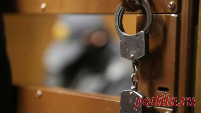 В Амурской области забайкалец напал на спящих собутыльников с ножом. Житель Забайкальского края предстанет перед судом за нанесение ножевых ранений двум спящим приятелям. Об этом сообщает СУ СК РФ по Амурской области. По данным следствия, в июне 2024 года компания распивала спиртные напитки в квартире ...