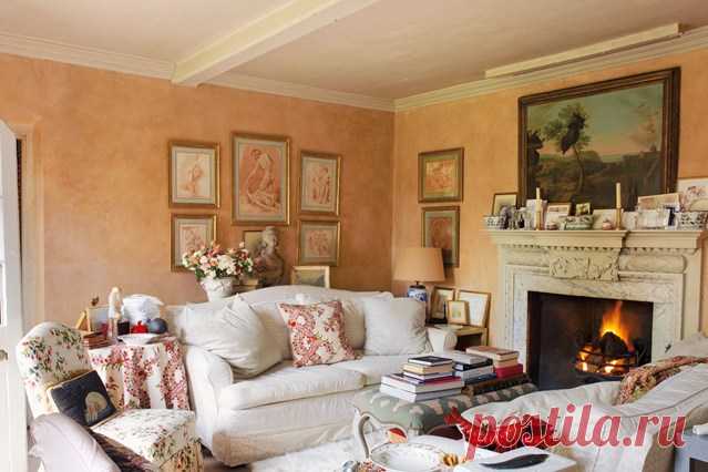 Nicky Haslam's off-white cotton of choice for sofas - upholstery inspiration (houseandgarden.co.uk)
